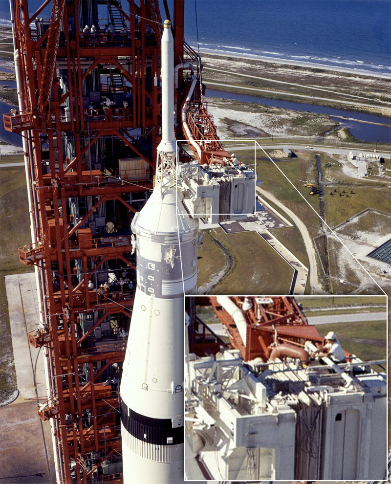 Illustration for article titled Amazing photos from NASA's vaults show how they assembled Apollo 11
